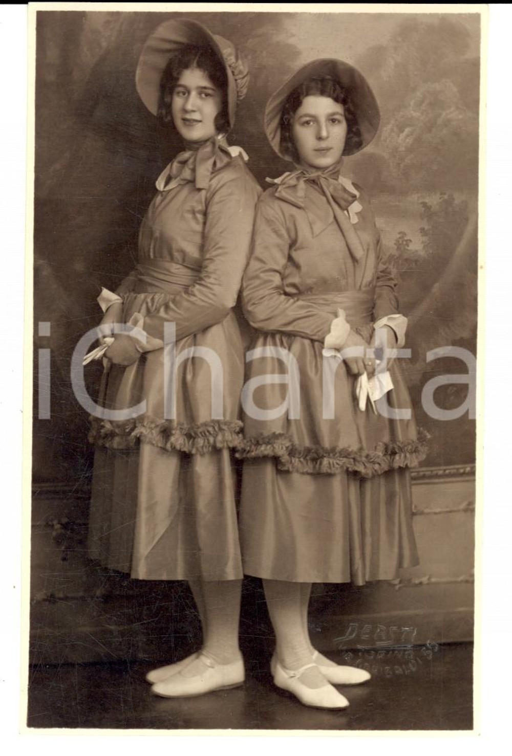 Fotografia d'epoca originale 1930 TORINO Sorelle bambine vestite in coppia per CARNEVALE *Foto DE ASTI 1