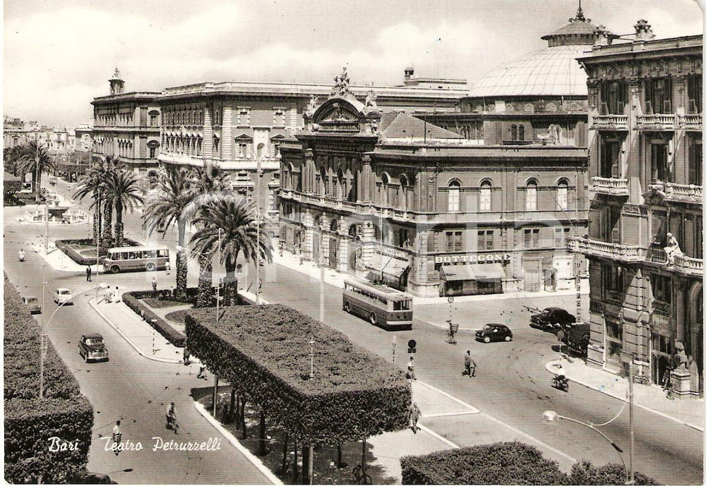 Cartolina originale da collezione 1959 BARI Panorama Teatro PETRUZZELLI Insegna BOTTEGONE Animata Cartolina FG VG 1
