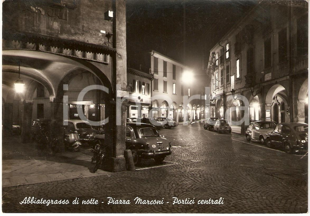 Cartolina originale da collezione 1961 ABBIATEGRASSO (MI) Notturno PIAZZA MARCONI Portici centrali Cartolina FG VG 1