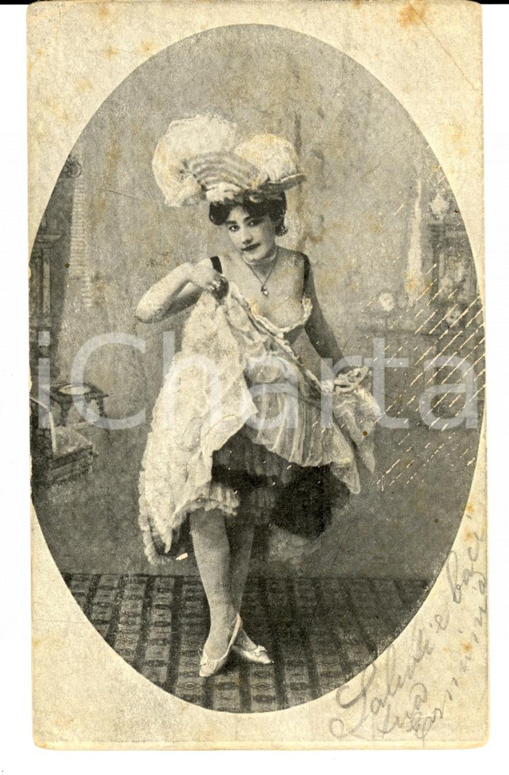 Cartolina originale da collezione 1903 EROTICA Donna discinta solleva la gonna * Vintage postcard FP VG 1