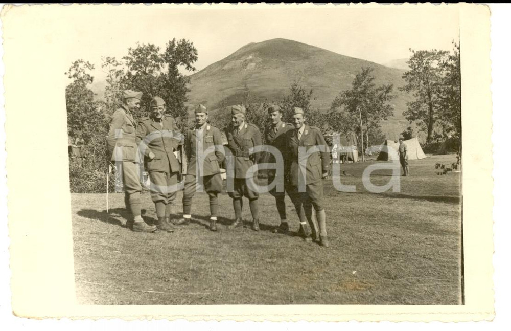 Fotografia d'epoca originale 1941 WW2 JAZINCE (KOSOVO) Ten. Dario LIESCH e commilitoni al campo italiano Foto 1