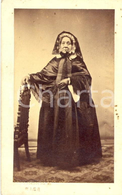 Fotografia d'epoca originale 1870 ca NICE (F) Ritratto anziana donna in costume dell'epoca *Fotografia FERRET 1