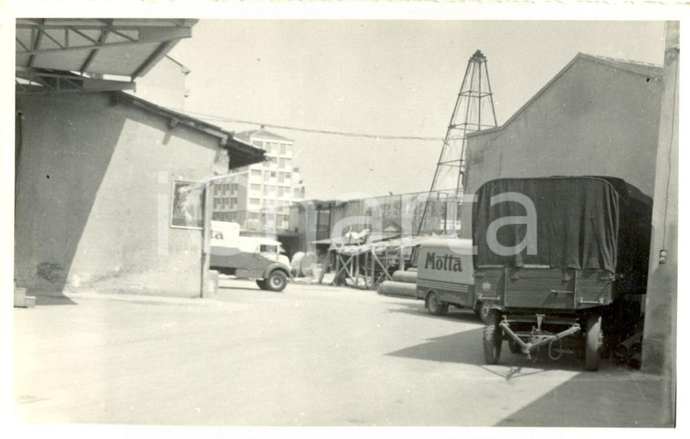 Fotografia d epoca originale 1950 ca MILANO Viale CORSICA Veduta cortile Stabilimenti MOTTA Foto FP 1