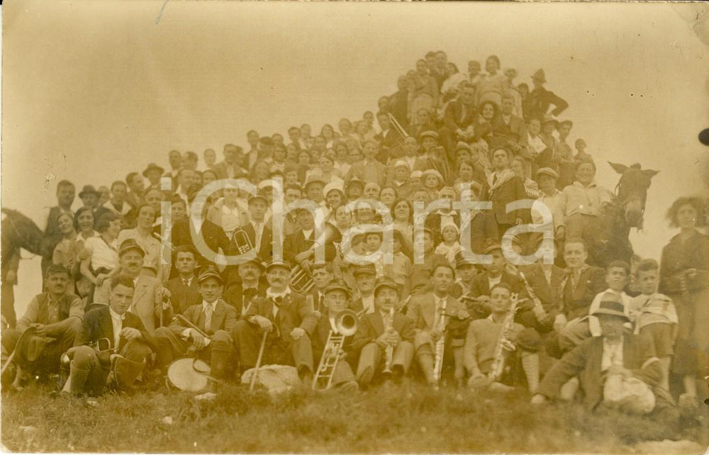Fotografia d'epoca originale 1900 ca AREA LOMBARDA Banda musicale sul prato con l'asino *Foto CURIOSA 1