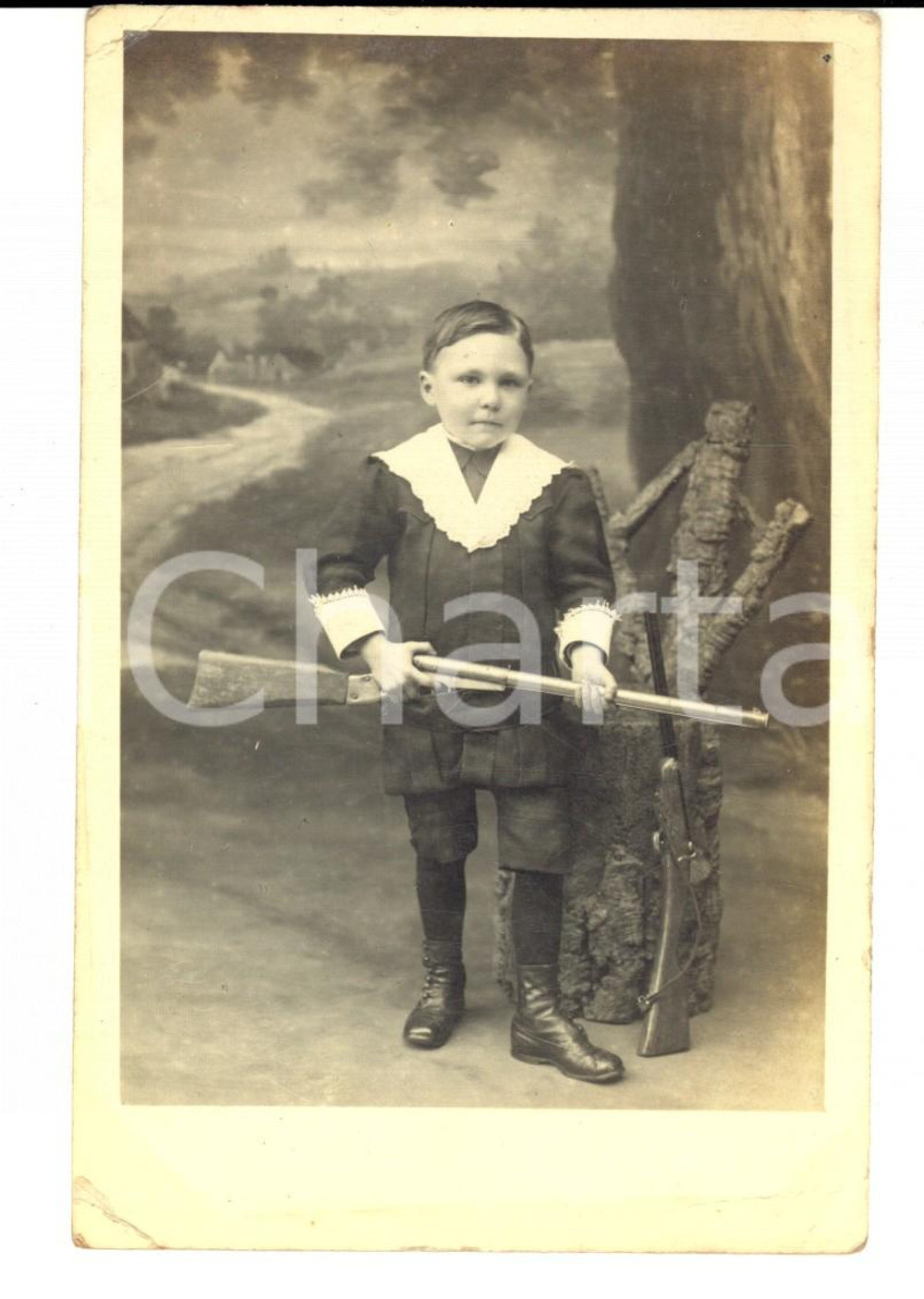 Fotografia d'epoca originale 1920 ca LEIGNITZ (P) Piccolo cacciatore in posa con il fucile Foto GROEGER FP NV 1