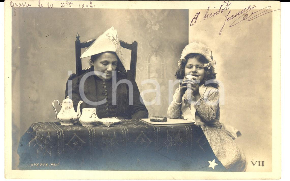 Cartolina originale da collezione 1902 GRASSE (F)  Bambina scherza con gli occhiali della nonna Cartolina CLAYETTE 1