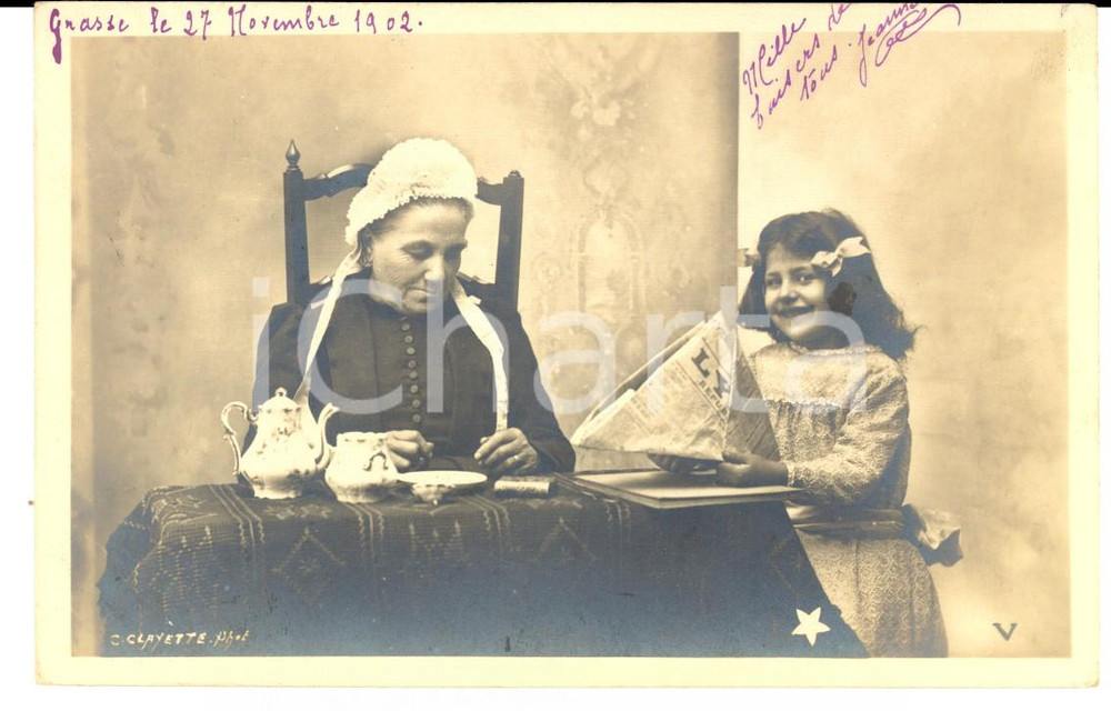 Cartolina originale da collezione 1902 GRASSE  Bambina prepara cappello di carta per scherzo *Cartolina CLAYETTE 1