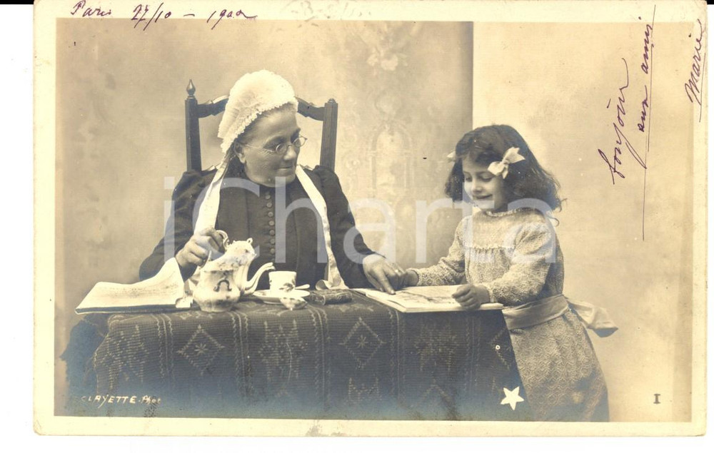 Cartolina originale da collezione 1902 GRASSE (F)  Bambina legge con la nonna durante un the *Cartolina CLAYETTE 1