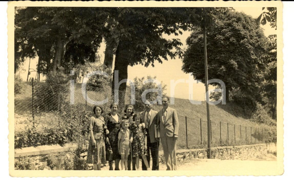 Fotografia d'epoca originale 1937 VARESE SACRO MONTE Famiglia in salita alla prima cappella *Foto FP 1