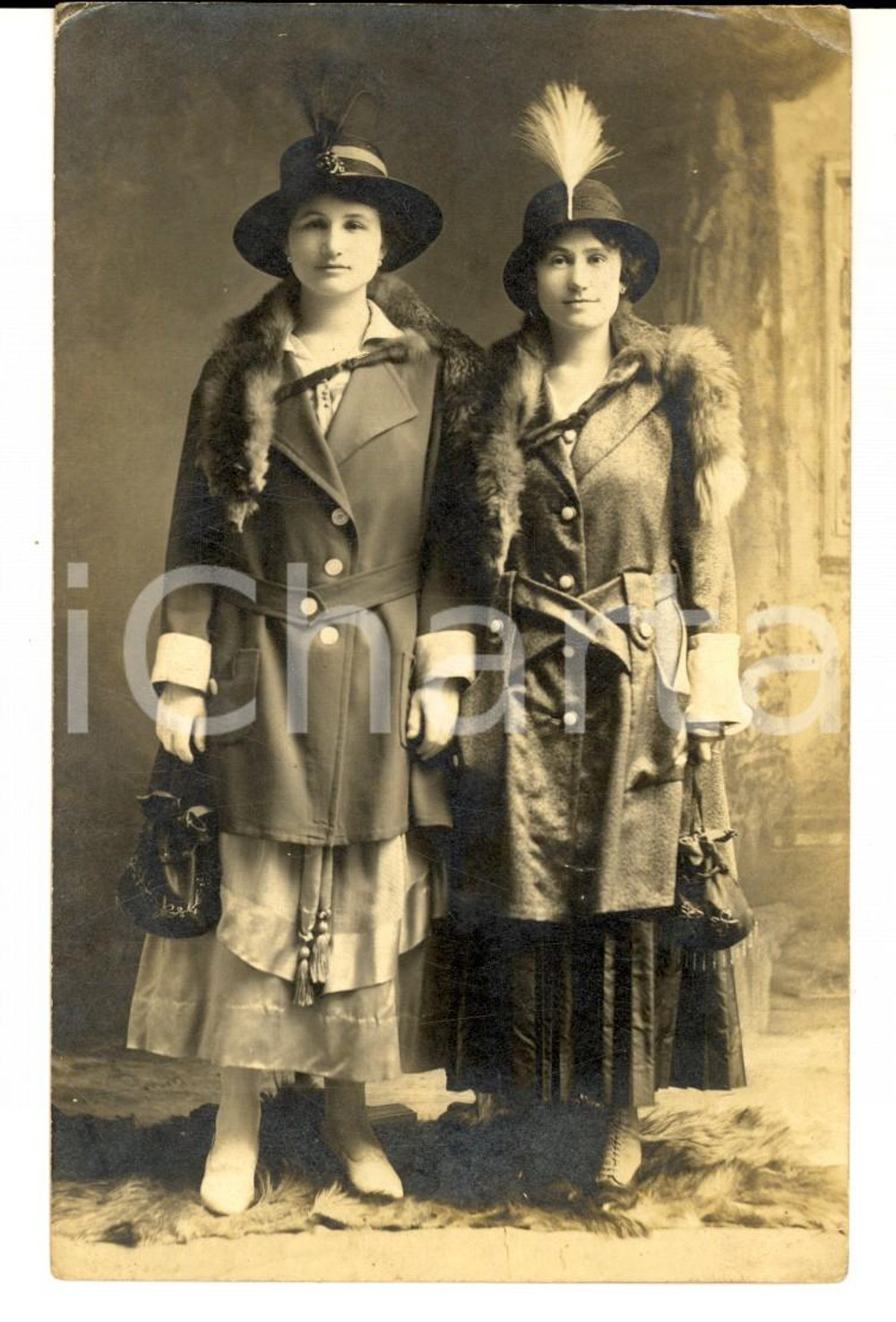 Fotografia d'epoca originale 1920 ca USA (?) Coppia di donne con il cappello a piume *Foto MODA VINTAGE FP 1