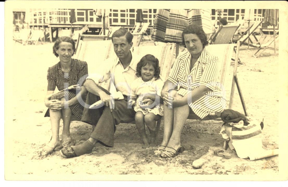 Fotografia d'epoca originale 1946 VIAREGGIO Famiglia in posa sulle sdraio in spiaggia *Fotografia FP 1