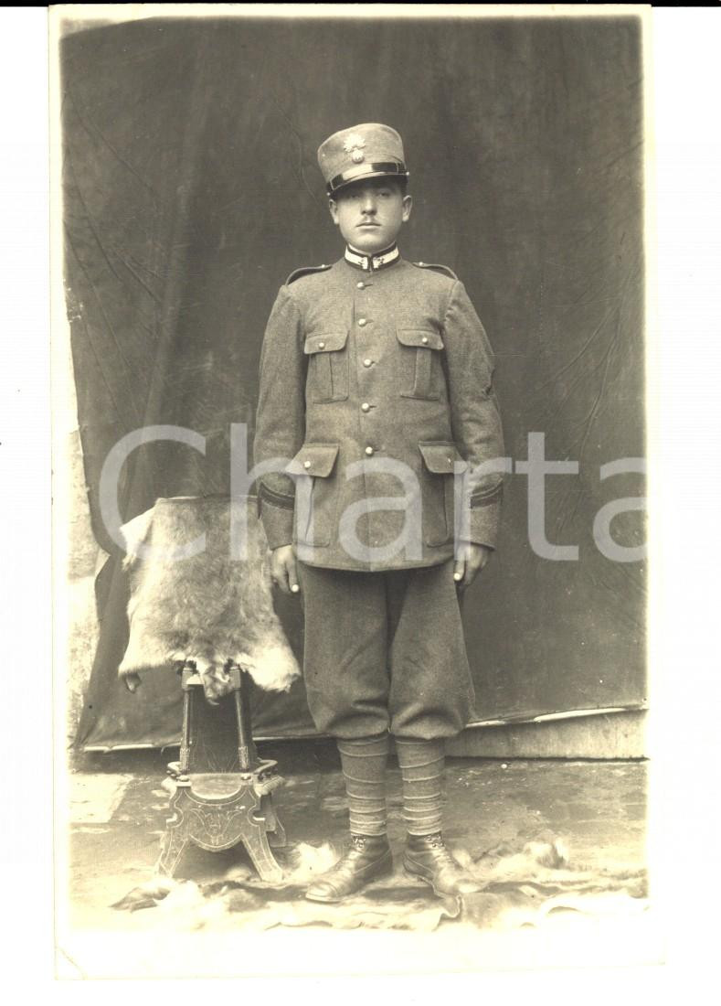 Fotografia d epoca originale 1915 ca WW1 REGIO ESERCITO Ritratto di ufficiale con pelle di animale Foto 1