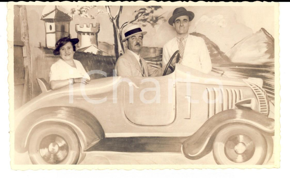 Fotografia d epoca originale 1930 ca ARGENTINA ? Marito e moglie pronti su finta automobile Foto VINTAGE 1