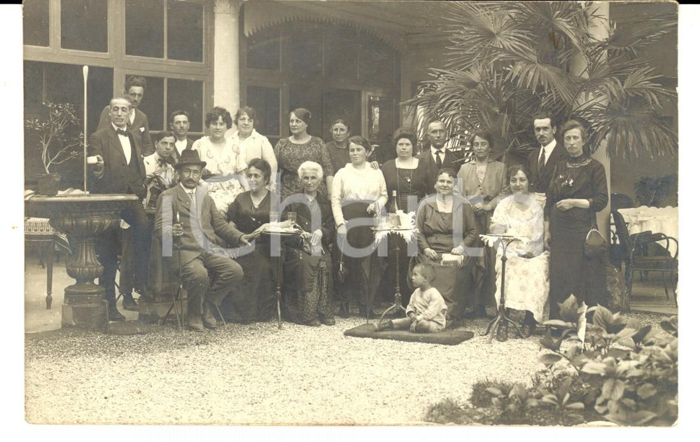 Fotografia d epoca originale 1920 ca SAN PELLEGRINO TERME BG Villeggianti posano al bar Foto VINTAGE FP 1