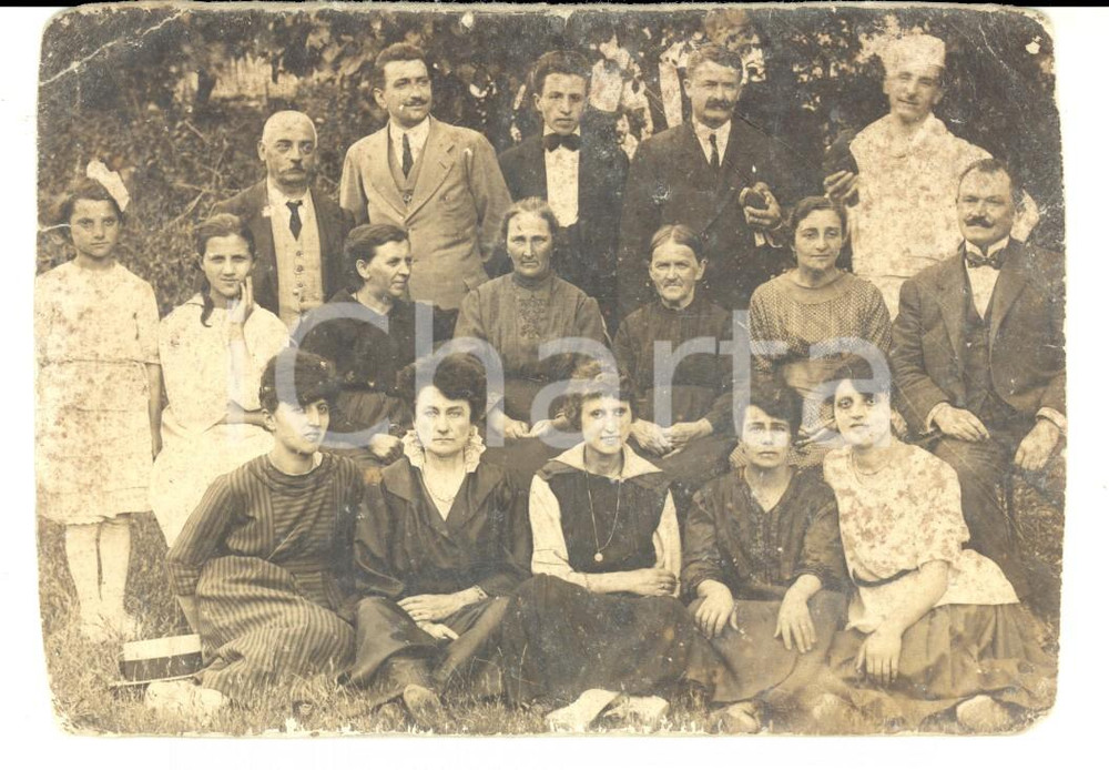 Fotografia d epoca originale 1919 AREA LOMBARDA Ritratto di famiglia con donne in primo piano Foto VINTAGE 1