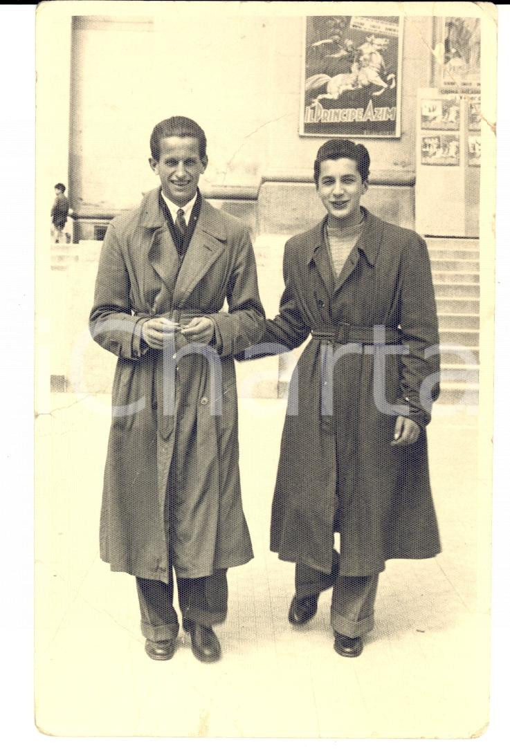 Fotografia d epoca originale 1939 TREVISO Coppia di amici con locandina film IL PRINCIPE AZIM Foto FP VG 1