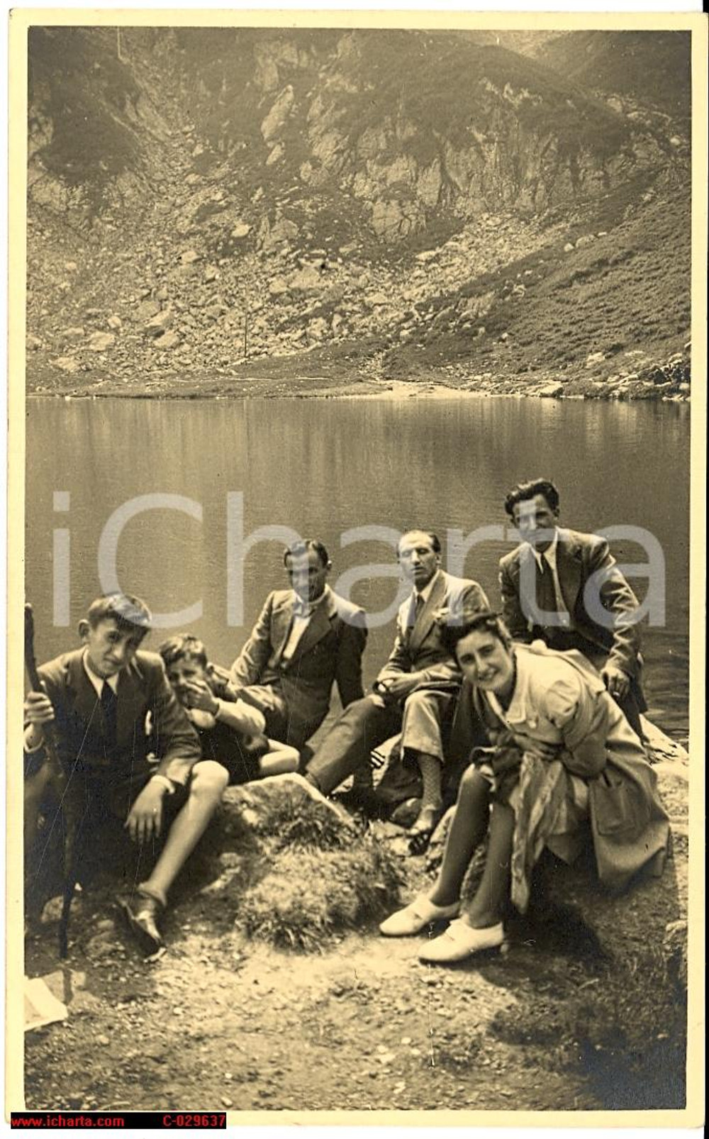 Cartolina originale da collezione 1938 Gruppo di amici al lago di MUCRONE - OROPA fp 1