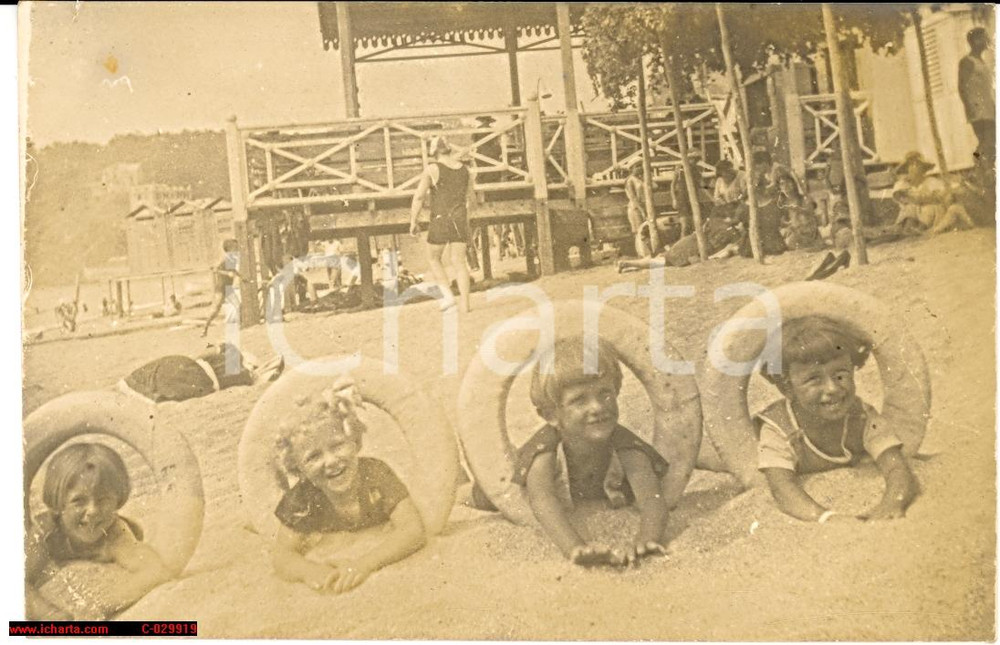 Cartolina originale da collezione 1915 LIGURIA? BAMBINI IN SPIAGGIA SALVAGENTE fotografia anonima 1