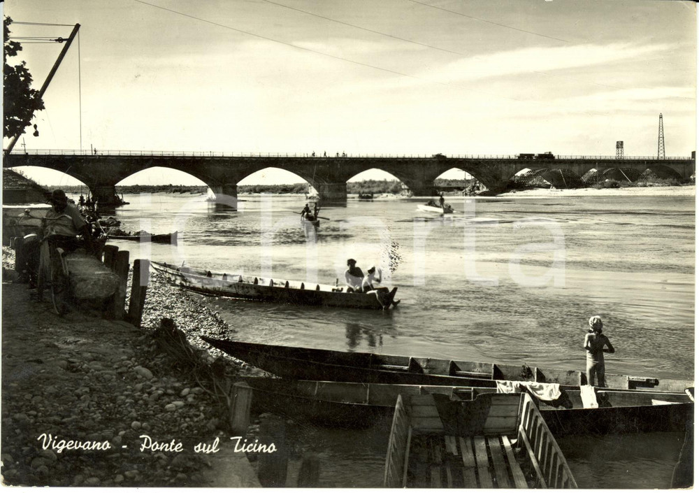 Cartolina originale da collezione 1953 VIGEVANO (PV) Il ponte sul TICINO con bagnanti * Cartolina ANIMATA FG VG 1