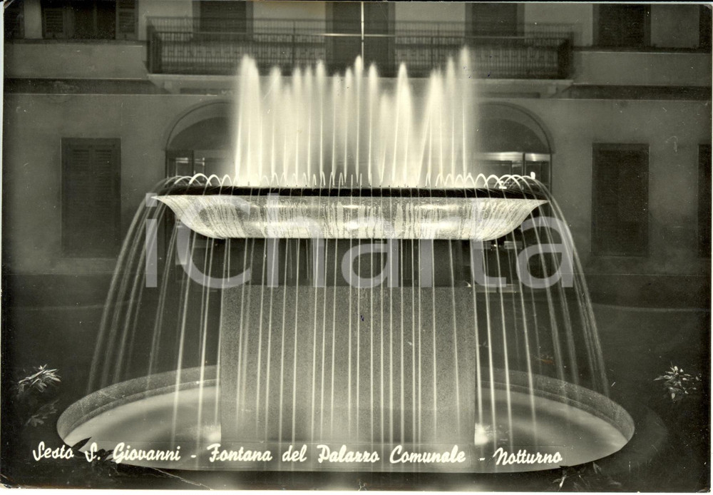 Cartolina originale da collezione 1961 SESTO SAN GIOVANNI MI Fontana palazzo comunale di notte Cartolina FG VG 1