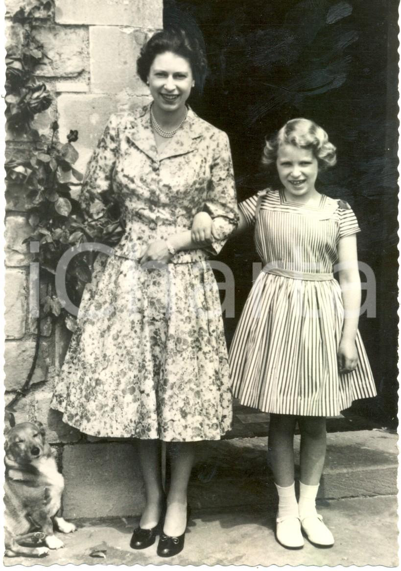 Cartolina originale da collezione 1960 ca WINDSOR ENGLAND Queen ELIZABETH II with Princess ANNE at the Castle 1