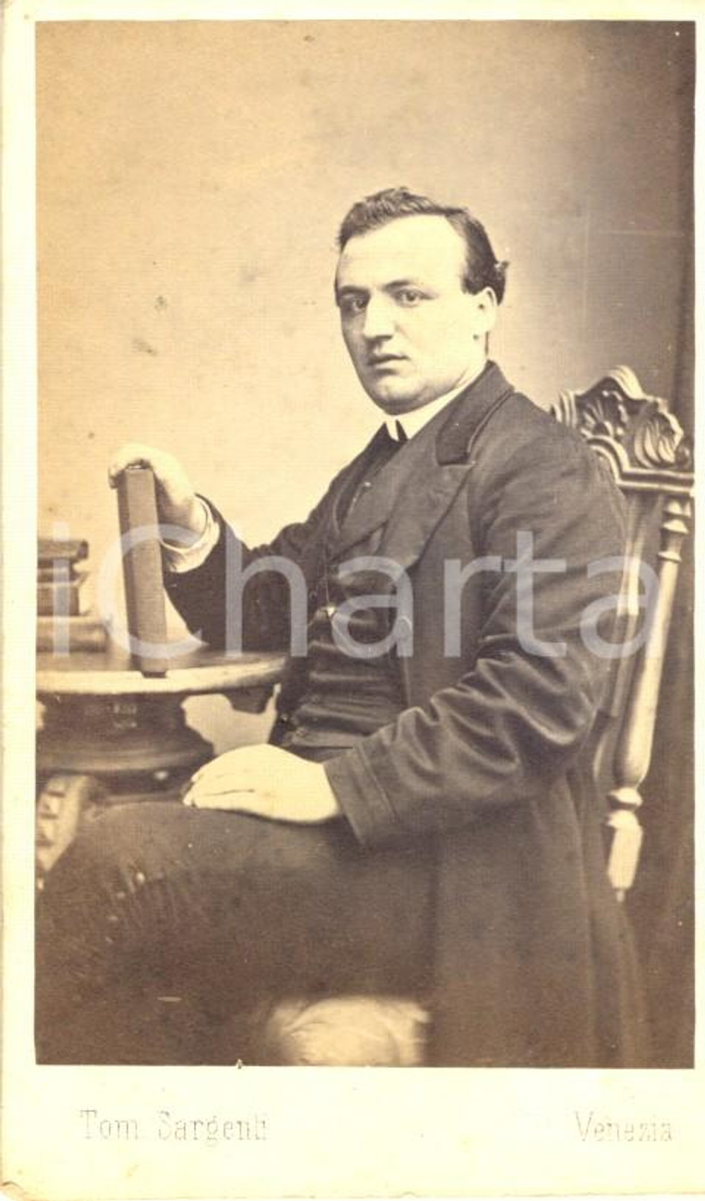 Fotografia d'epoca originale 1870 ca VENEZIA Ritratto di studioso tra i libri *Fotografia Tom SARGENTI 1