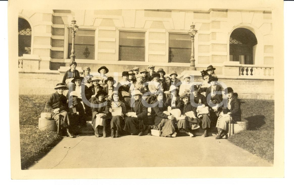 Fotografia d'epoca originale 1913 ADAMS MA (USA) High School girls mountain climbers 1