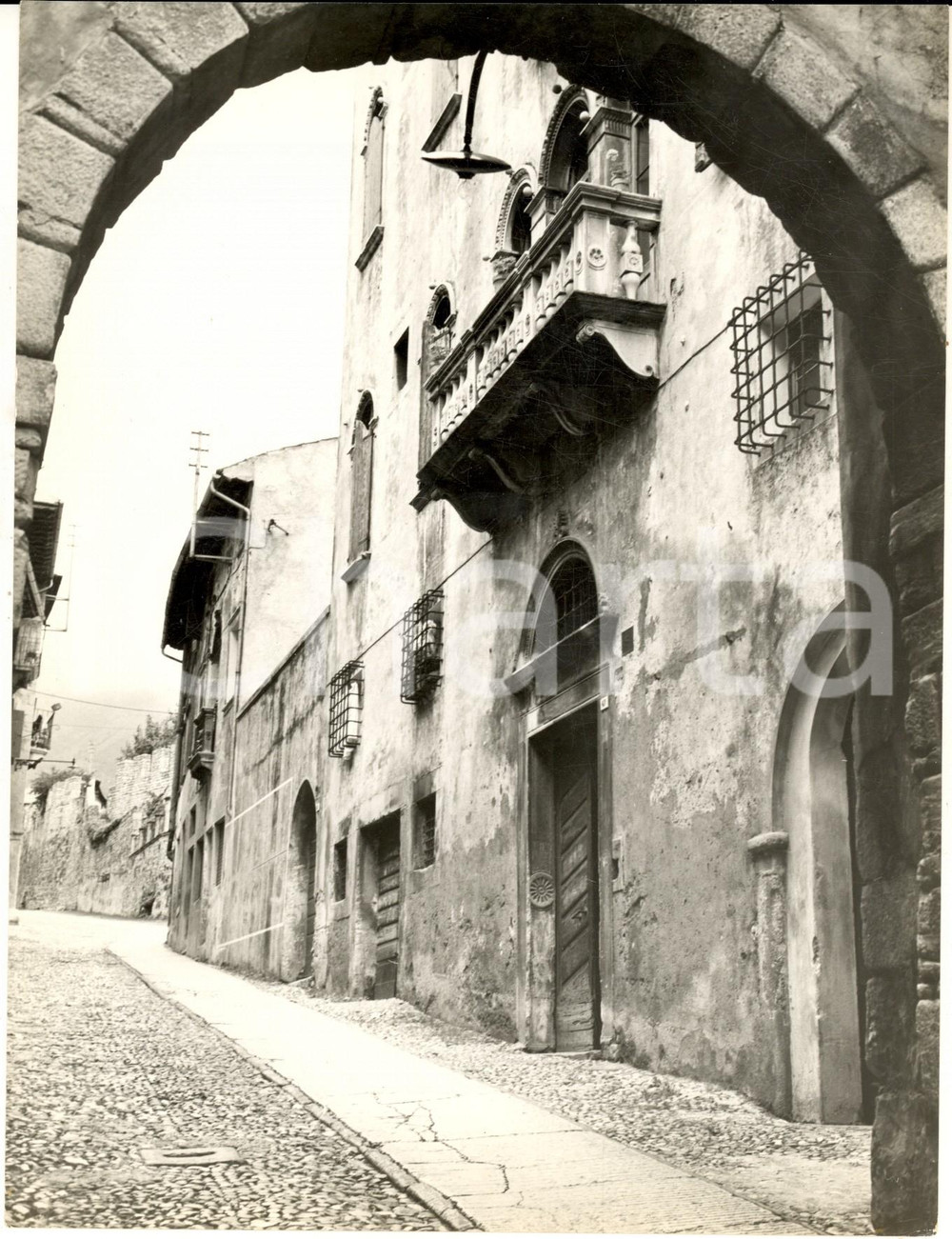 Fotografia d'epoca originale 1950 ca VITTORIO VENETO Veduta con Palazzo SARCINELLI - Foto ARTISTICA 17x22 cm 1