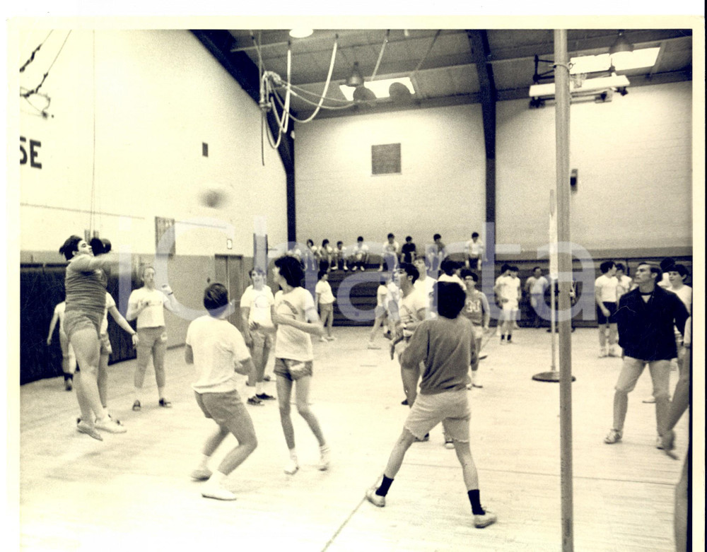 Fotografia d epoca originale 1950 ca USA PALLAVOLO Una partita scolastica in palestra Foto VINTAGE 25x20 1