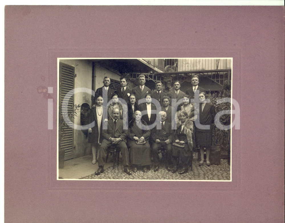 Fotografia d'epoca originale 1930 ca AREA LOMBARDA Foto di famiglia nella corte di una casa di ringhiera 1
