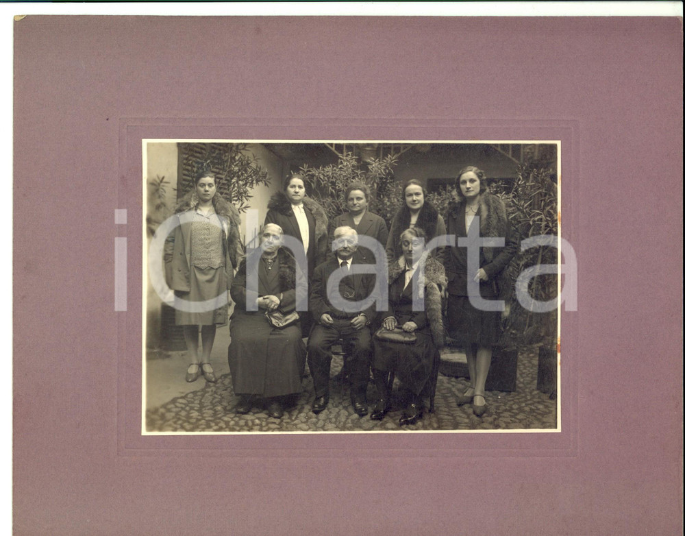 Fotografia d epoca originale 1930 ca AREA LOMBARDA Foto di famiglia al femminile con il patriarca VINTAGE 1
