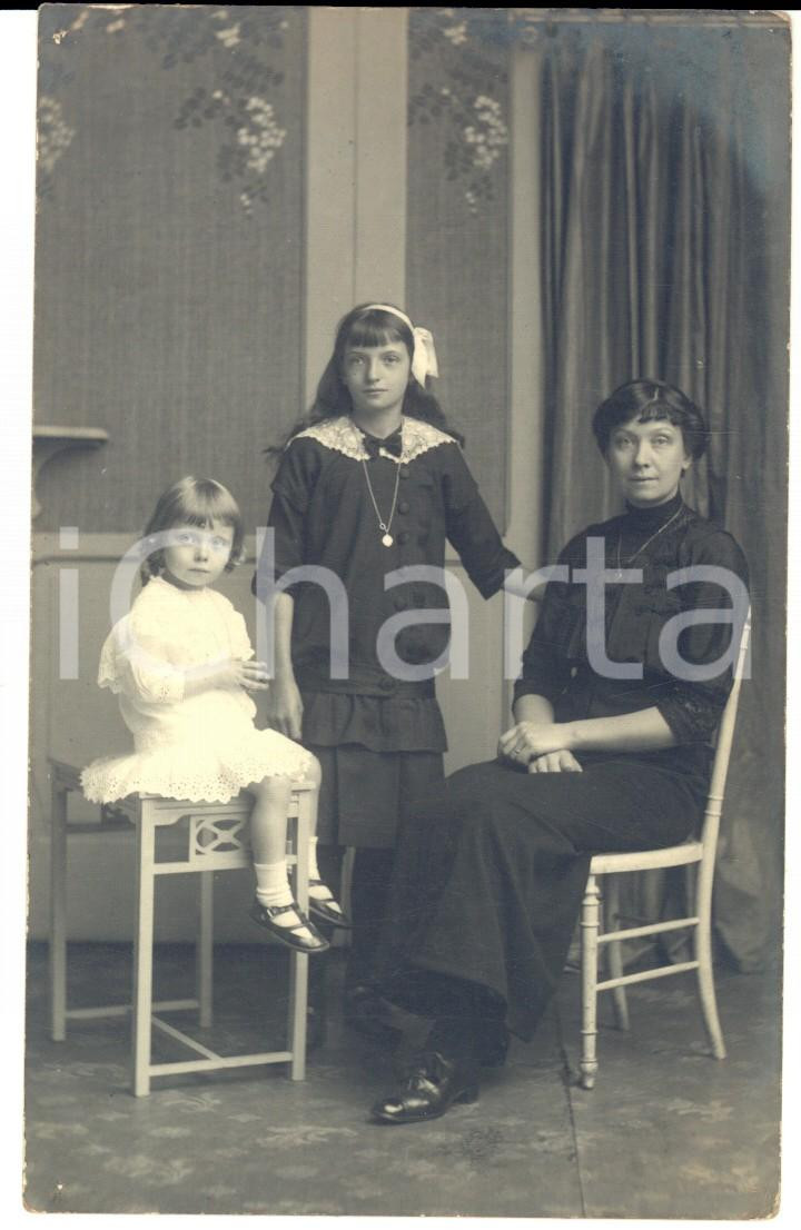 Fotografia d epoca originale 1920 ca CAMBRAI F Ritratto di madre con le due figlie Foto Lucien LAZON FP 1