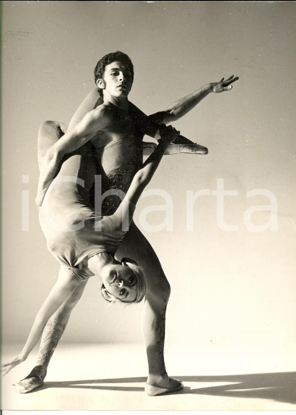 Fotografia d'epoca originale 1960 ca MILANO (?) Coppia di ballerini si esibisce in figura di DANZA CLASSICA 1