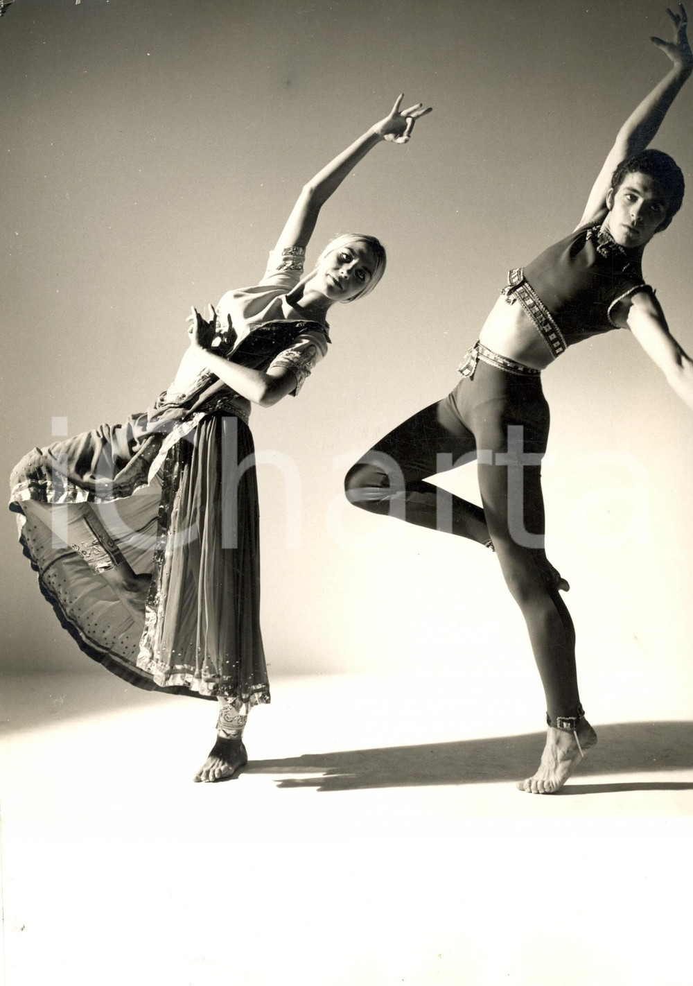 Fotografia d'epoca originale 1960 ca MILANO (?) Coppia di ballerini si esibisce in costume etnico *Foto DANZA 1