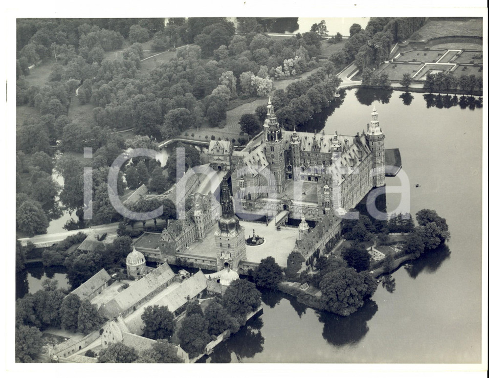 Fotografia d'epoca originale 1980 ca FREDERIKSBORG (DK) Veduta panoramica aerea del castello *Foto ARTISTICA 1