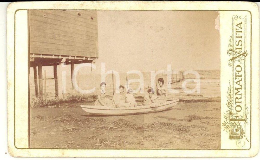 Fotografia d'epoca originale 1880 ca AREA ROMAGNOLA Donne posano in canoa sulla spiaggia *Foto VINTAGE 1