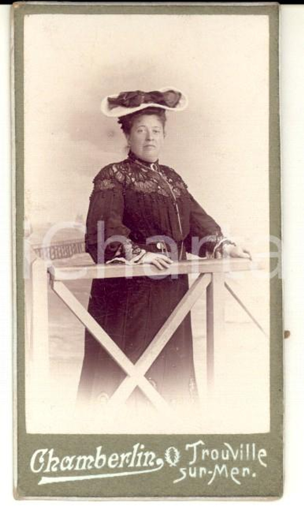 Fotografia d'epoca originale 1900 ca TROUVILLE-SUR-MER (F) Donna in abito scuro *Foto CHAMBERLIN 5x8 cm 1
