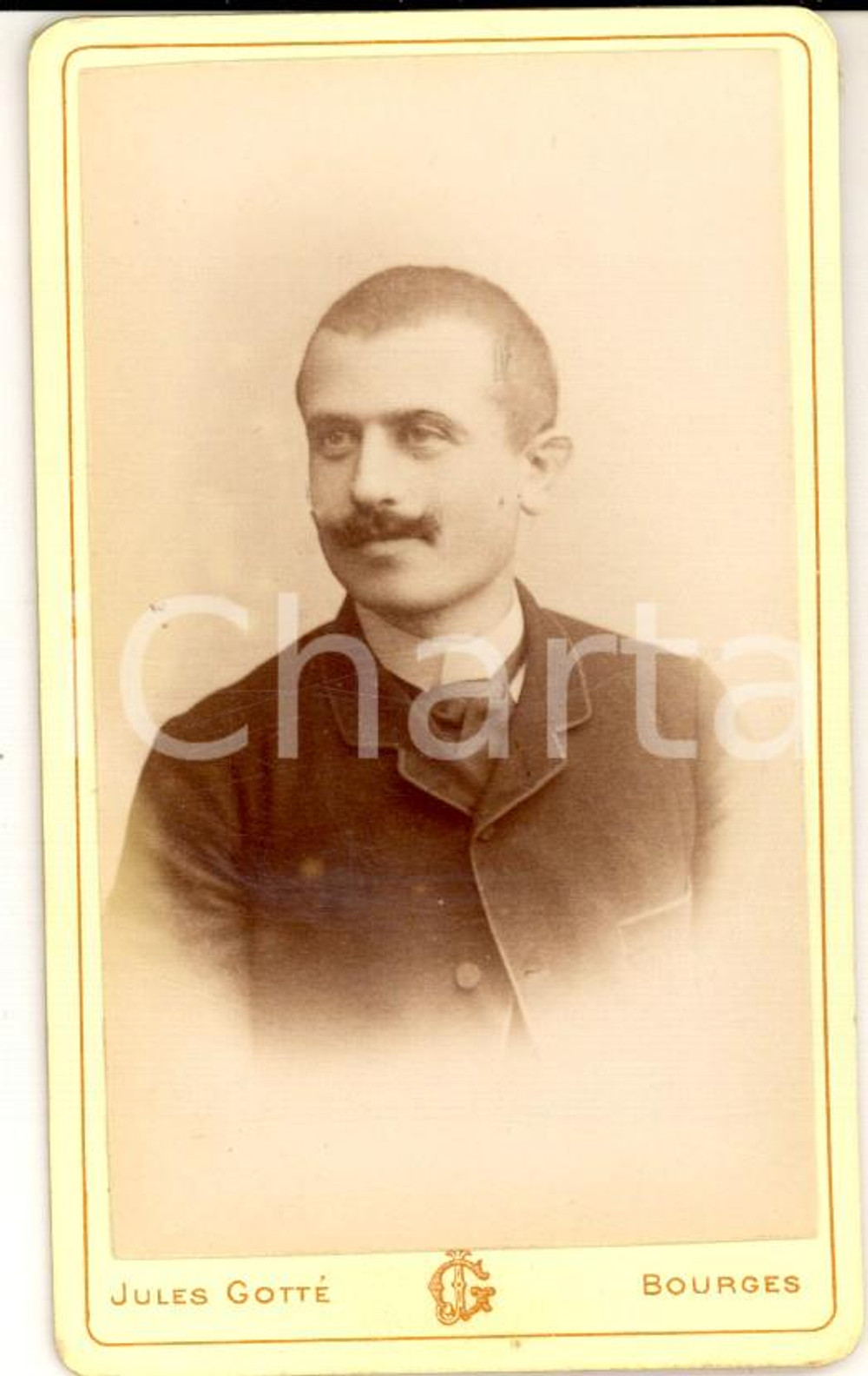 Fotografia d'epoca originale 1890 ca BOURGES (F) Ritratto maschile in abito scuro *Foto Jules GOTTE' 6x10 cm 1