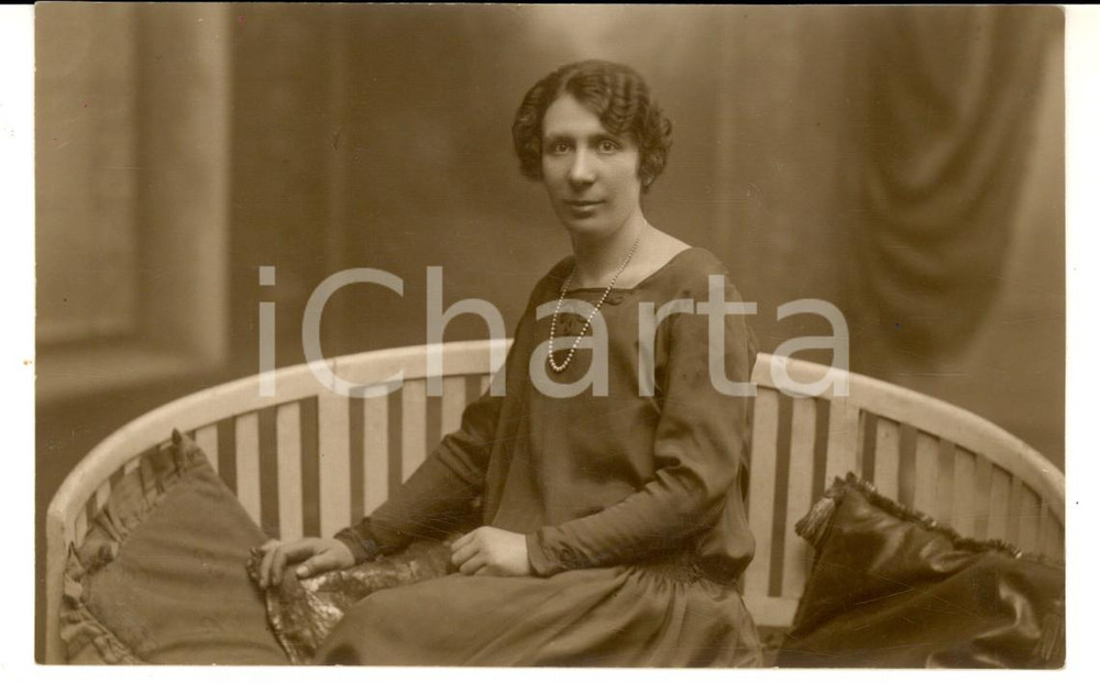 Fotografia d'epoca originale 1926 MILANO Donna sul divano in abito scuro *Fotografia L. TOLLINI FP 1