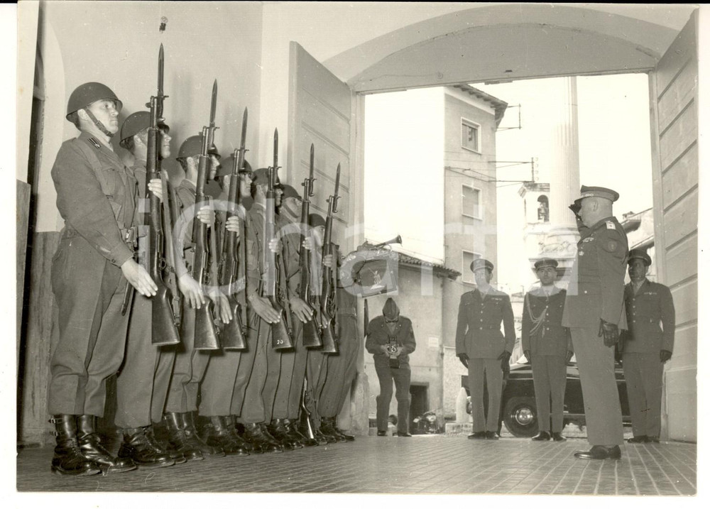 Fotografia d'epoca originale 1961 BERGAMO Divisione LEGNANO - Generale Comandante salutato dalle sentinelle 1