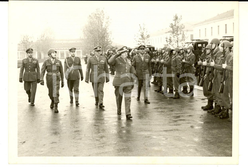 Fotografia d'epoca originale 1961 BERGAMO Divisione LEGNANO Generale Comandante passa in rivista le truppe 1