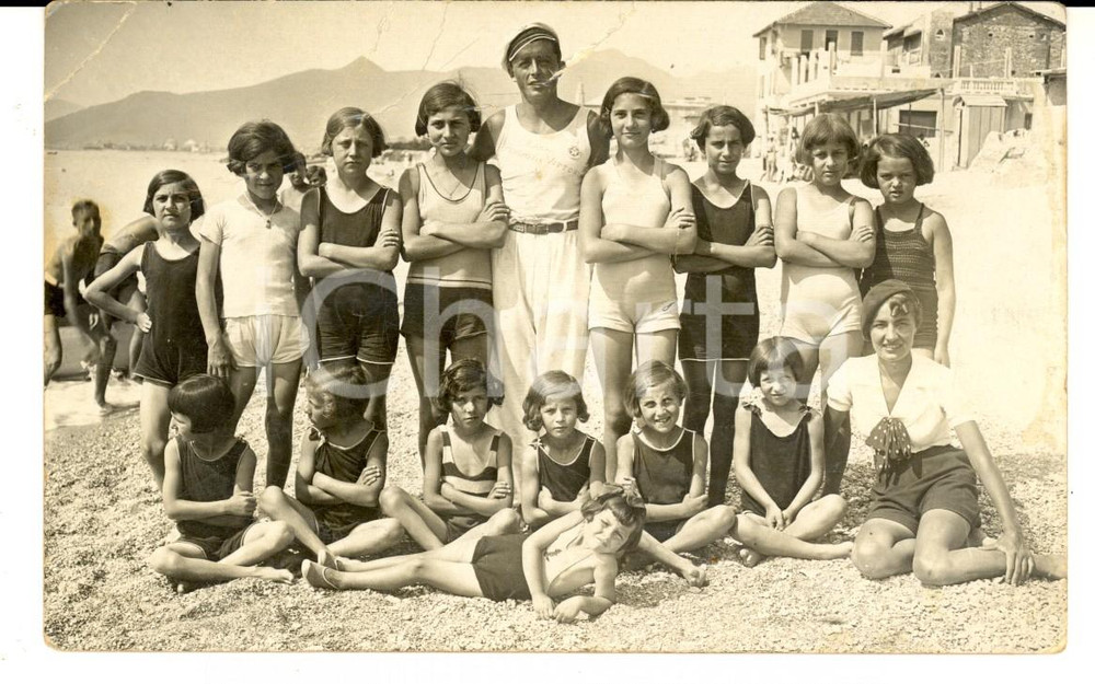 Fotografia d'epoca originale 1930 ca AREA TOSCANA Bambine in colonia ai Bagni Pensione VITTORIA *DANNEGGIATA 1