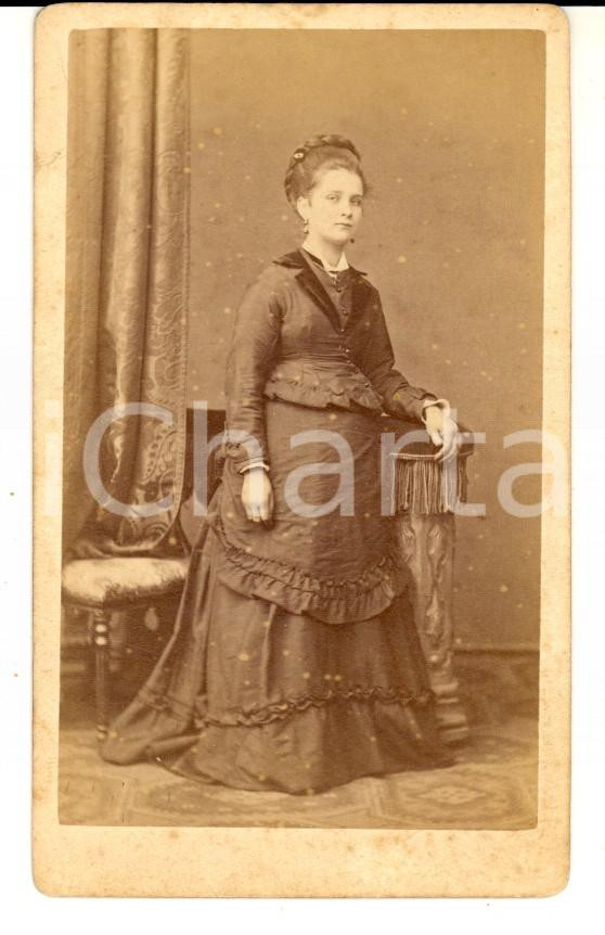 Fotografia d'epoca originale 1870 ca COMO Ritratto di giovane donna in abito scuro *Fotografia G. NESSI 1