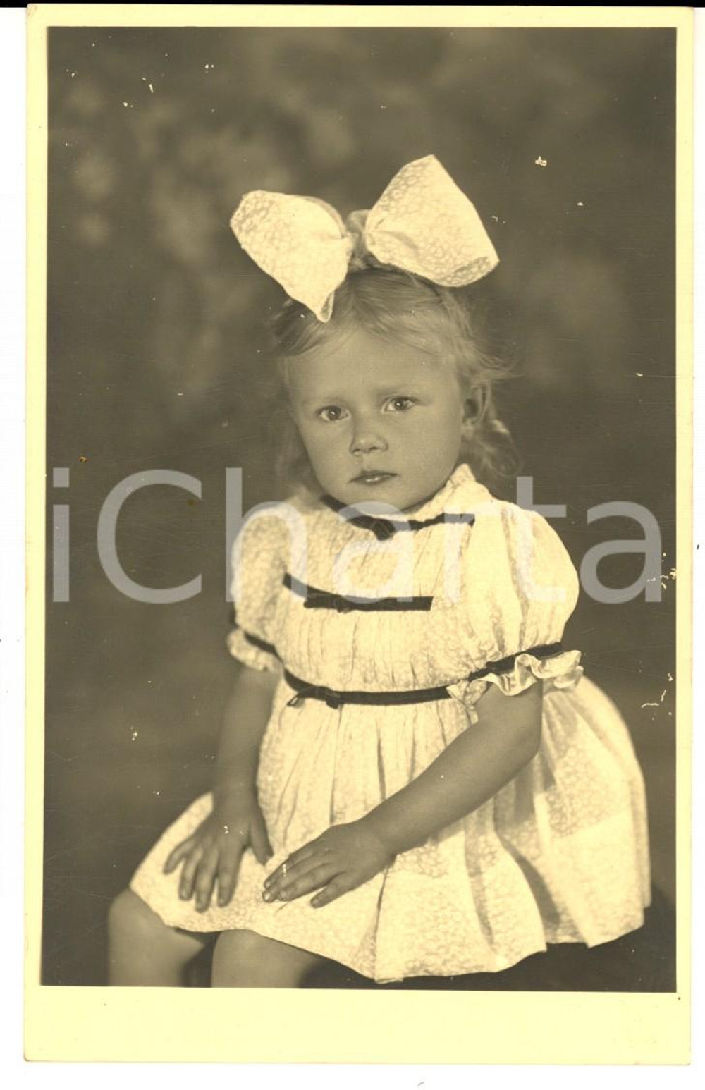 Fotografia d'epoca originale 1950 ca CARMAGNOLA (TO) Ritratto di bambina con fiocco in testa *Foto GHIGO 1