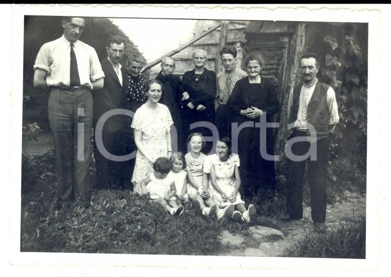 Fotografia d epoca originale 1937 VICO CANAVESE TO Gruppo di famiglia in cascina Foto 9x7 cm VINTAGE 1