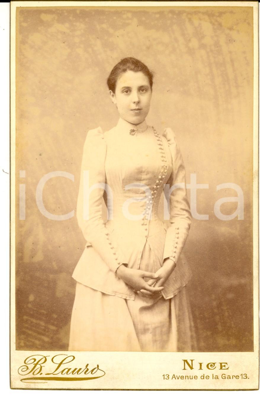 Fotografia d'epoca originale 1890 ca NICE (F) Ritratto di giovane donna in abito bianco *Foto B. LAURO 1