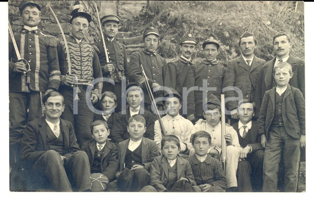 Fotografia d'epoca originale 1910 ca AREA VERBANESE Militari con le sciabole e bambini *Fotografia FP 1