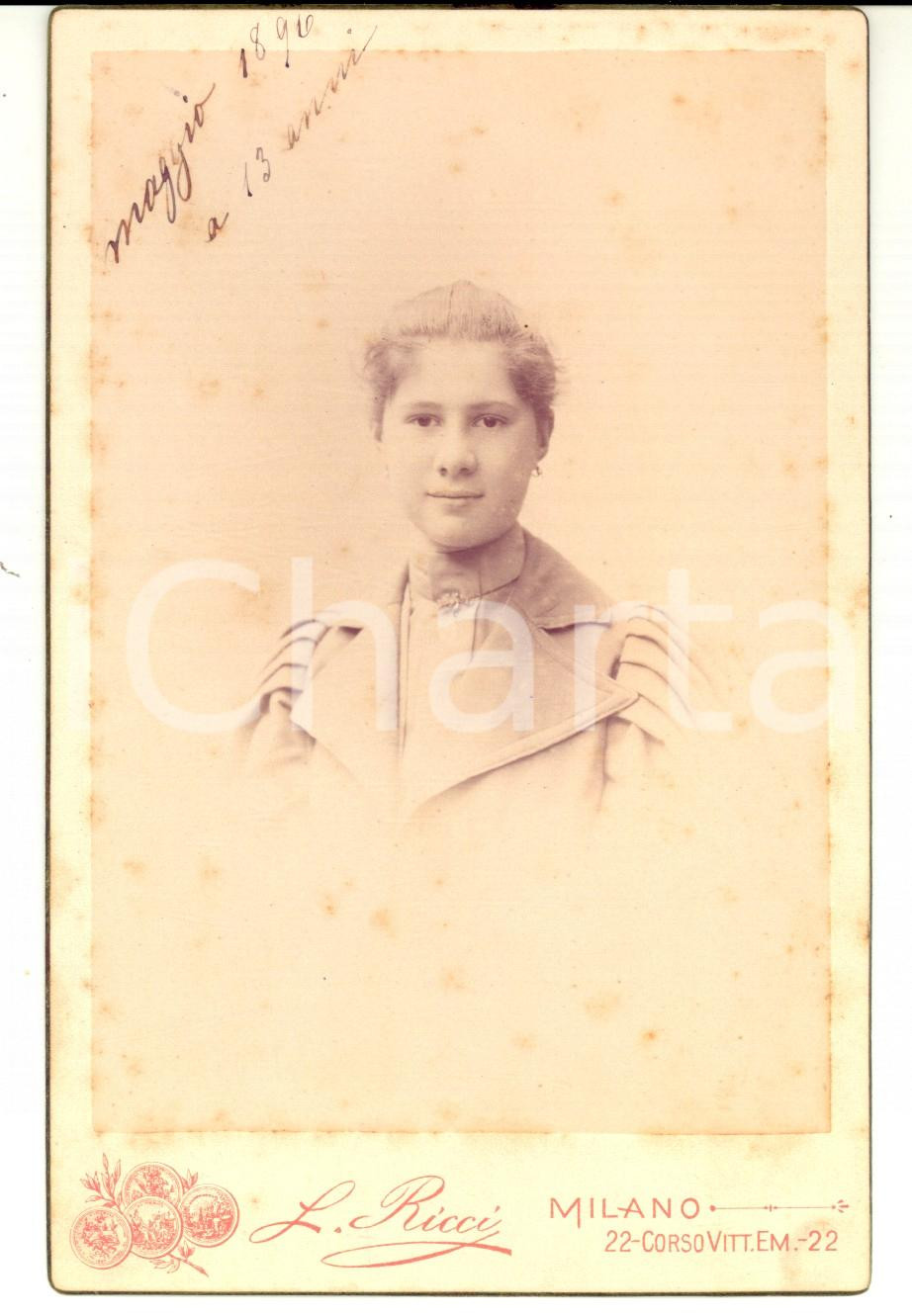 Fotografia d'epoca originale 1896 MILANO Ritratto di tredicenne in abito chiaro *Fotografia LEONE RICCI 1