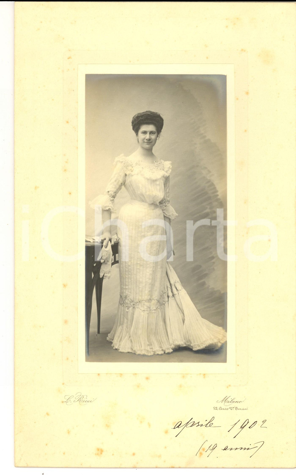 Fotografia d'epoca originale 1902 MILANO Ritratto di giovane donna in abito bianco *Foto LEONE RICCI 17 x 28 1