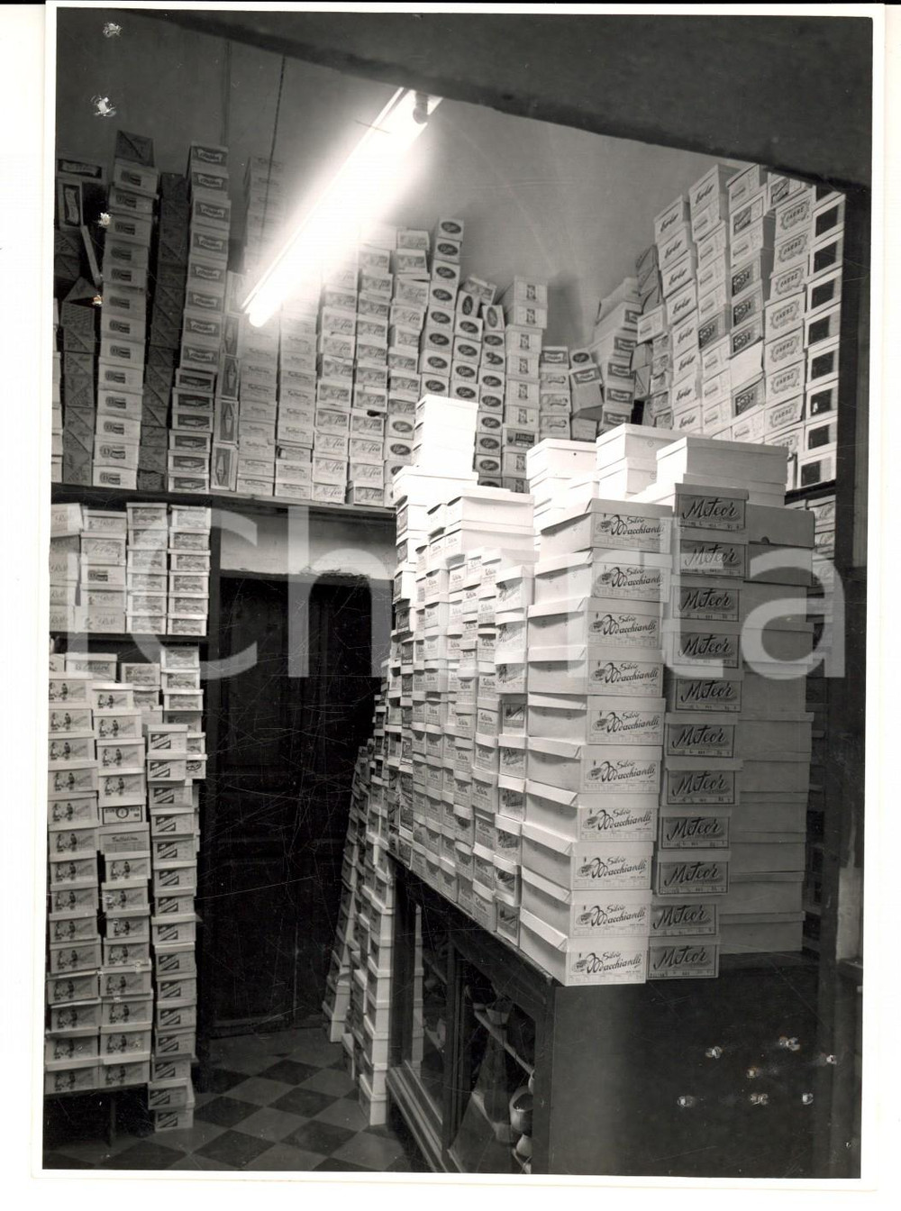 Fotografia d'epoca originale 1957 MAZARA DEL VALLO Calzature Filippo MONASTERO - Magazzino con scarpe METEOR 1